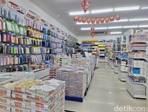 Toko Buku di Mataram Mulai Diserbu Jelang Tahun Ajaran Baru