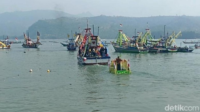Tradisi Larung Sembonyo digelar Nelayan Popoh Tulungagung.