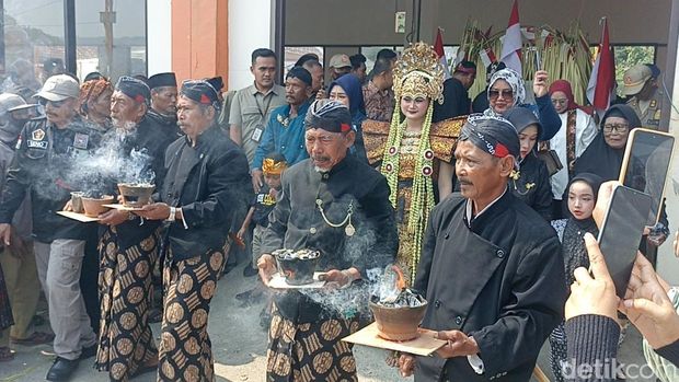 Tradisi Larung Sembonyo digelar Nelayan Popoh Tulungagung.