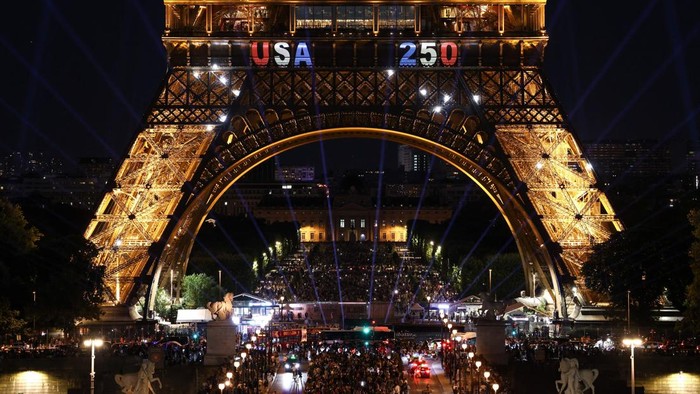 The Eiffel Tower is illuminated in the colours of the U.S. flag to mark the 250th anniversary of the United States declaration of independence, in Paris, France, July 3, 2026. REUTERS/Tom Nicholson
