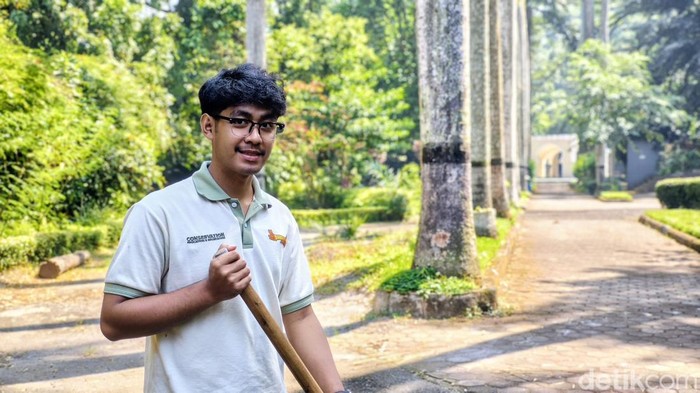 Vian Sofian, petugas kebersihan di Bandung Zoo yang rindukan keramaian pengunjung.