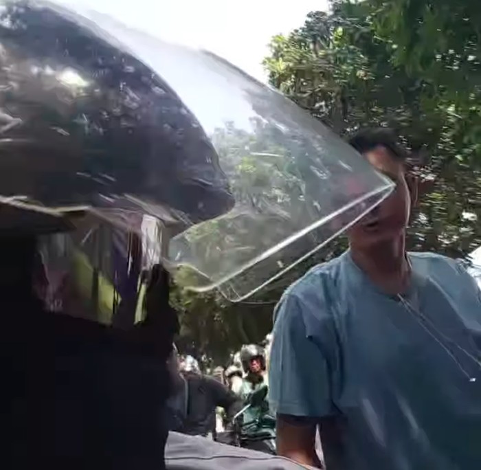 Video pemotor diduga dipukul pemotor Kawasaki Ninja di Jagakarsa, Jaksel, hingga viral di medsos. Polisi turun tangan menyelidiki kasus tersebut. (Dok. Istimewa/repro)