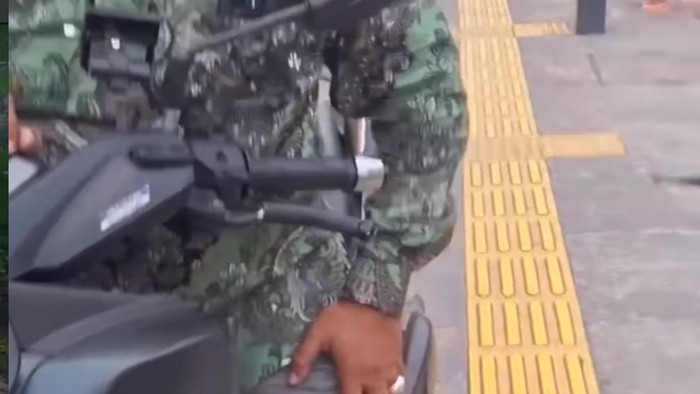 Video pemotor mengaku sebagai tentara saat ditegur karena melaju di trotoar di Depok viral di medsos. Pihak TNI memastikan pemotor tersebut bukan tentara. (dok Ist/repro)