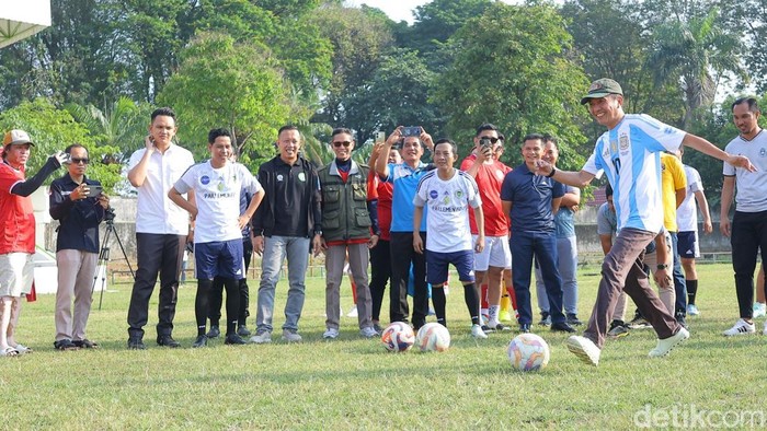 Walkot Palembang saat mencetak skor di lapangan Stadion Kamboja