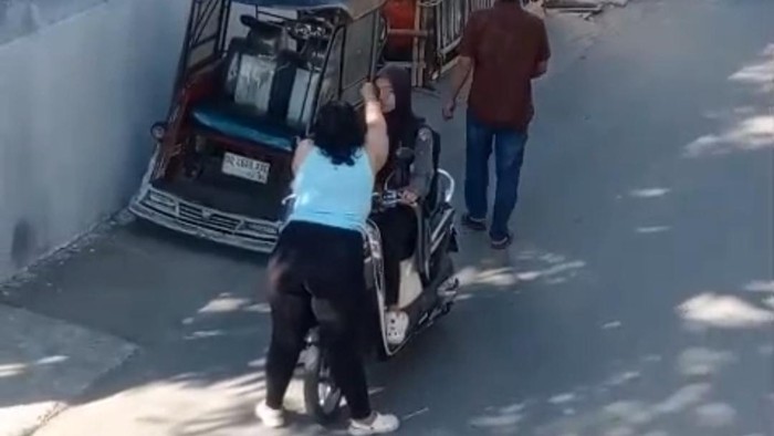 Wanita diduga ODGJ aniaya pemotor perempuan di Makassar.