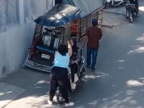 Wanita Diduga ODGJ Aniaya-Lecehkan Pemotor di Jalan Makassar