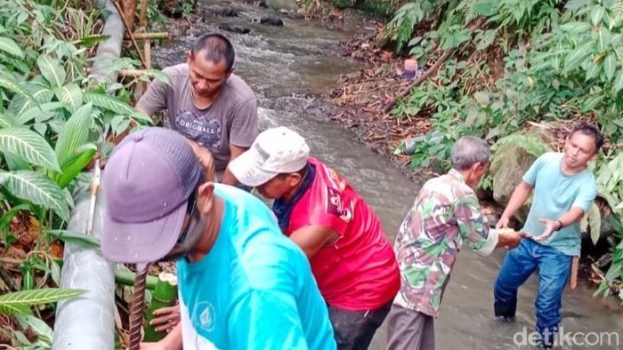 Warga Kampung Cilenga Tasikmalaya bahu membahu membangun instalasi pipa untuk optimalisasi lahan tidur.