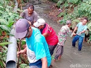 Terabas Jurang, Warga Cilenga Tarik Pipa 100 Meter demi Hidupkan Lahan Tidur