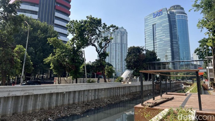 Warga menyetujui lokasi jembatan Gembok Cinta dibangun di atas Kali Cideng, bukan di JPO. Warga harap Kali Cideng bersih dan tak berbau. (Adhfar AS/detikcom)