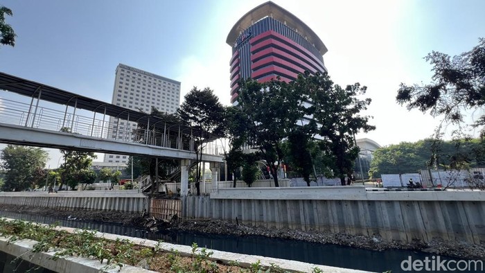 Warga menyetujui lokasi jembatan Gembok Cinta dibangun di atas Kali Cideng, bukan di JPO. Warga harap Kali Cideng bersih dan tak berbau. (Adhfar AS/detikcom)