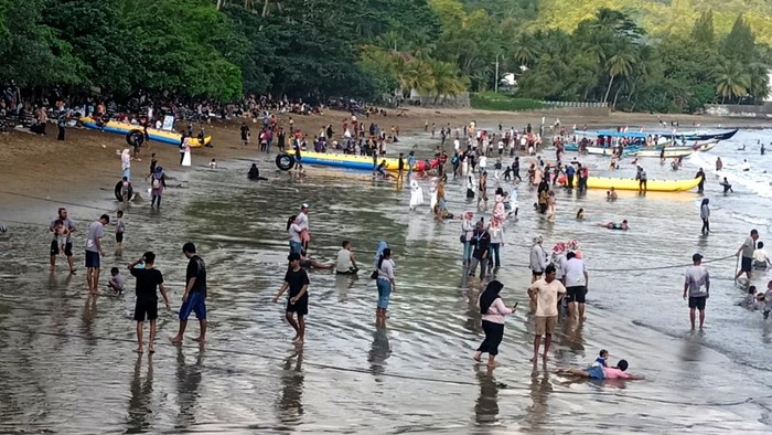 Kawasan wisata pantai di Trenggalek diserbu pengunjung saat libur sekolah