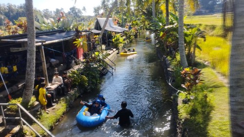 Wisatawan menyusuri subak di Lazy River di Desa Penarungan, Badung, Bali, Selasa (30/6/2026).