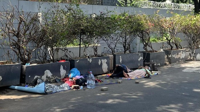 Sejumlah warga negara asing (WNA) kembali camping di pinggir jalan kantor Komisioner Perserikatan Bangsa-Bangsa Urusan Pengungsi (UNHCR), Minggu (5/7/2026).