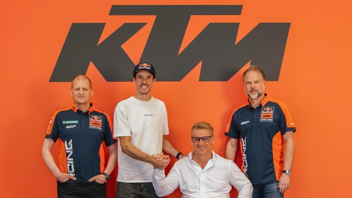 Alex Marquez dipastikan cabut dari tim Gresini Racing pada musim depan. AM73 resmi bergabung ke tim pabrikan KTM.