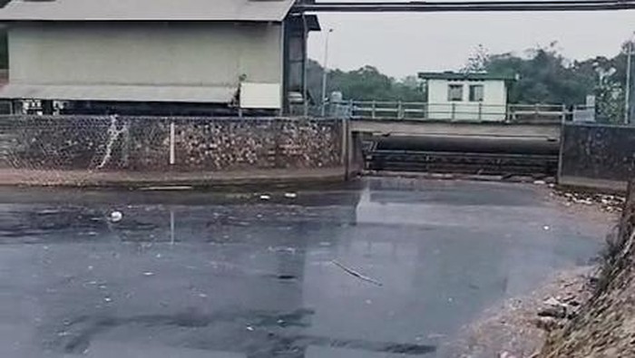 Aliran sungai Cilamaya hitam pekat di Bendung Barugbug, Kecamatan Jatisari, Kabupaten Karawang