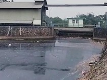 Sungai Cilamaya Karawang Menghitam Lagi