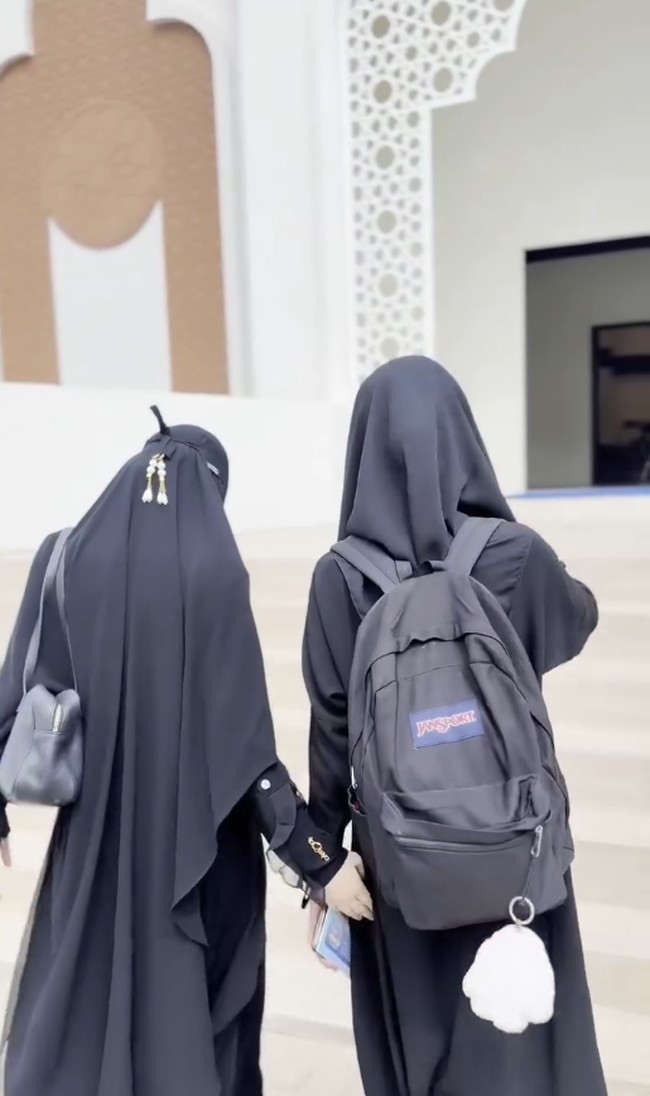 Meskipun hatinya terasa berat untuk berpisah, Celine berusaha menguatkan diri dan mewujudkan rasa cintanya lewat keikhlasan serta doa yang tiada putus. Ia pun berharap agar langkah sang anak dalam menuntut ilmu agama selalu dijaga, dilindungi, dan diberkahi oleh Allah SWT. Foto: Dok. Instagram @celine_evangelista.