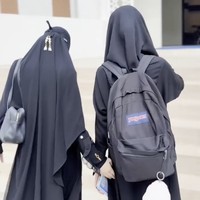 Meskipun hatinya terasa berat untuk berpisah, Celine berusaha menguatkan diri dan mewujudkan rasa cintanya lewat keikhlasan serta doa yang tiada putus. Ia pun berharap agar langkah sang anak dalam menuntut ilmu agama selalu dijaga, dilindungi, dan diberkahi oleh Allah SWT. Foto: Dok. Instagram @celine_evangelista.