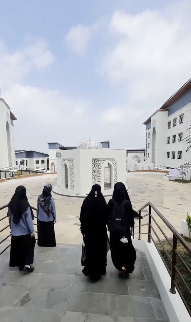 Unggahan penuh haru ini pun langsung menarik perhatian netizen yang ikut tersentuh oleh ketulusan kasih sayang seorang ibu. Banyak dari mereka yang turut memberikan dukungan moral dan mendoakan agar buah hati diberikan kelancaran serta keistiqomahan selama menimba ilmu di pesantren. Foto: Dok. Instagram @celine_evangelista.