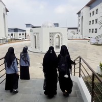 Unggahan penuh haru ini pun langsung menarik perhatian netizen yang ikut tersentuh oleh ketulusan kasih sayang seorang ibu. Banyak dari mereka yang turut memberikan dukungan moral dan mendoakan agar buah hati diberikan kelancaran serta keistiqomahan selama menimba ilmu di pesantren. Foto: Dok. Instagram @celine_evangelista.