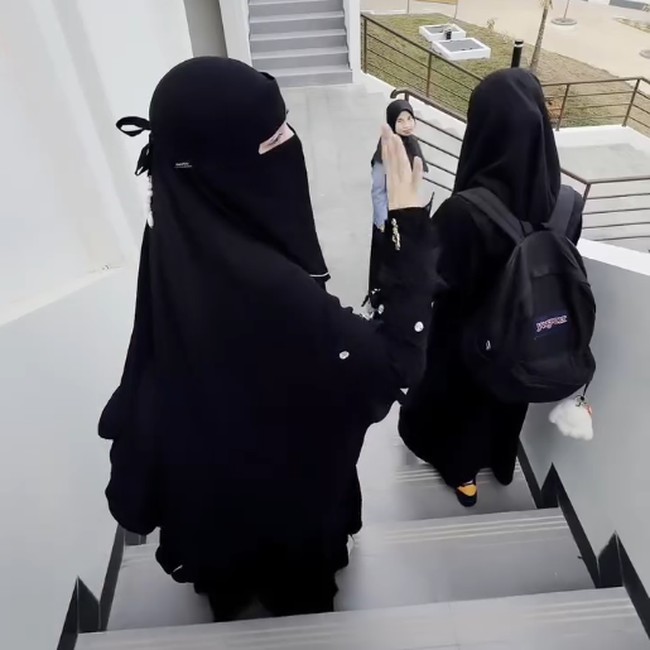 Gaya Celine Evangelista Pakai Cadar Jadi Sorotan Saat Antar Anak ke Pesantren