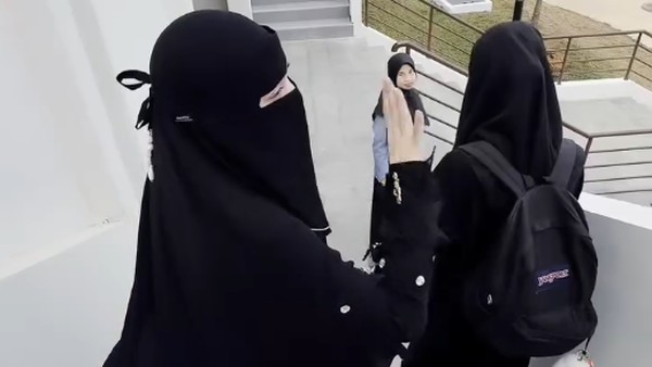 Gaya Celine Evangelista Pakai Cadar Jadi Sorotan Saat Antar Anak ke Pesantren