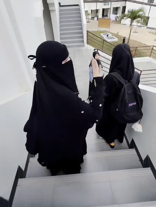 Gaya Celine Evangelista Pakai Cadar Jadi Sorotan Saat Antar Anak ke Pesantren