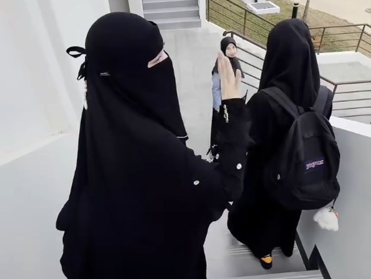 Gaya Celine Evangelista Pakai Cadar Jadi Sorotan Saat Antar Anak ke Pesantren