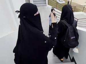 Gaya Celine Evangelista Pakai Cadar Jadi Sorotan Saat Antar Anak ke Pesantren
