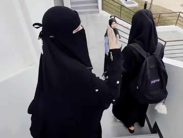 Gaya Celine Evangelista Pakai Cadar Jadi Sorotan Saat Antar Anak ke Pesantren