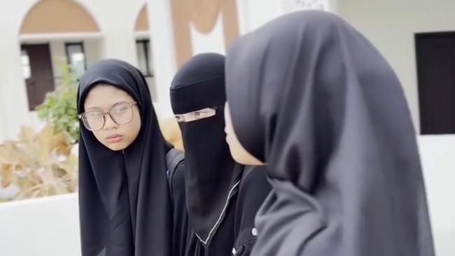 Pemain film Hantu Bangku Kosong ini menyelipkan harapan agar perpisahan sementara ini kelak membuahkan pertemuan yang indah dengan melihat anak tercinta tumbuh menjadi pribadi yang berakhlak mulia. InsyaAllah, Allah jadikan setiap langkah kk menuntut ilmu menjadi jalan menuju ridha Allah. Allah menjaga kk di setiap sujud, melindungi kk dari segala keburukan, menguatkan iman, dan berakhlak mulia, bermanfaat bagi agama, keluarga, dan semua, harapnya. Foto: Dok. Instagram @celine_evangelista.