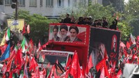 Ribuan pelayat mulai memadati jalan-jalan utama di Teheran pada Senin (6/7/2026). Para pelayat berdatangan sebelum dimulainya prosesi pemakaman bagi mendiang Pemimpin Tertinggi Iran Ayatollah Ali Khamenei. Foto: REUTERS/Alkis Konstantinidis