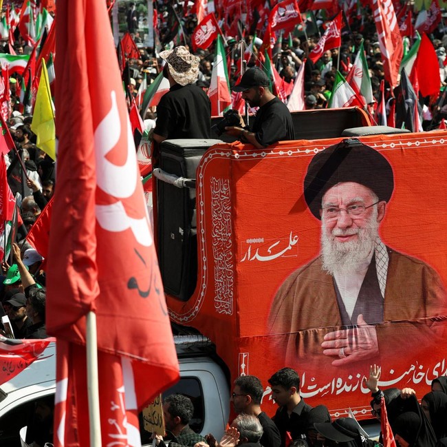 Ribuan Pelayat Padati Pemakaman Ayatollah Khamenei
