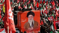 Pertama kalinya peti jenazah mantan pemimpin tertinggi Iran, Ayatollah Ali Khamenei, ditampilkan di depan publik, setelah almarhum meninggal dunia akibat serangan udara Amerika Serikat (AS) dan Israel pada akhir Februari lalu. Foto: REUTERS/Alkis Konstantinidis