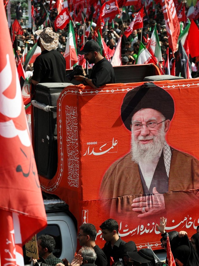 Ribuan Pelayat Padati Pemakaman Ayatollah Khamenei