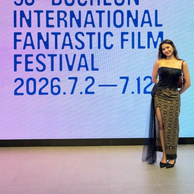 Cetar! Aylena Fusil Padukan Batik-Gaun Elegan di Red Carpet BIFAN 2026