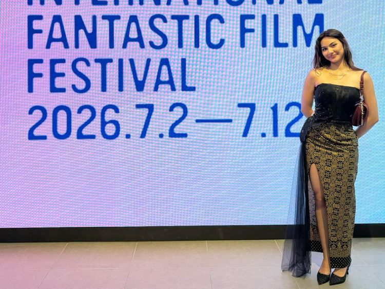 Cetar! Aylena Fusil Padukan Batik-Gaun Elegan di Red Carpet BIFAN 2026