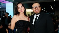 Berpose di after-party atau sesi santai festival, Aylena Fusil tampak memamerkan senyum manisnya yang menawan di samping sutradara Joko Anwar. Berkesempatan berbagi festival ini dengan para pembuat film yang telah saya kagumi selama ini, berada di ruang yang sama dan merayakan sinema bersama adalah pengalaman yang sangat penuh syukur, tulisnya. (Foto: dok Instagram aylena.fusil)