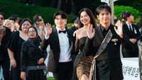 Aylena Fusil melenggang di atas karpet merah BIFAN 2026 didampingi oleh sutradara Anggy Umbara, serta rekan sesama cast 402 Rumah Sakit Angker Korea. Senyum lebar dan lambaian tangan wanita 22 tahun itu sukses membius para fotografer dan penggemar film yang memadati area festival. (Foto: dok Instagram aylena.fusil)