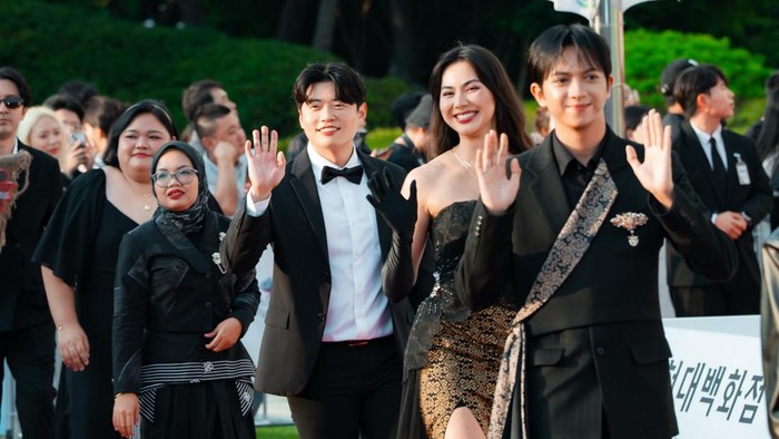 Cetar! Aylena Fusil Padukan Batik-Gaun Elegan di Red Carpet BIFAN 2026