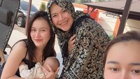 Adik Ayu Ting Ting, Syifa, dan anaknya juga ada di sana. Foto: dok instagram Umi Kalsum
