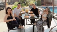 Gak cuma berdua, ada orang tua Ayu Ting Ting di sana. Foto: dok instagram Umi Kalsum