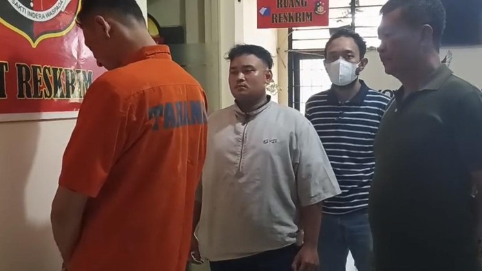 Fredik Risya Samuel saat dipertemukan dengan Abdul Aziz di Polsek Jagakarsa, Senin (6/7/2026). Tampak dalam video pertemuan itu, Fredik mengenakan baju oranye tahanan.