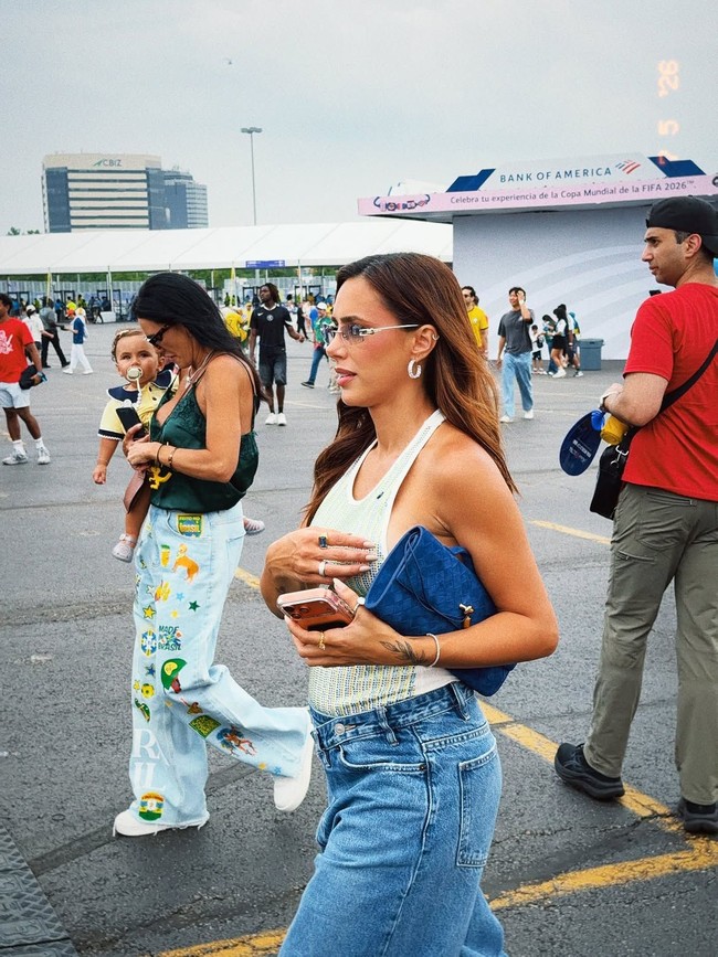 Setelah laga Norwegia dan Brasil berakhir dengan kekalahan Tim Tango, Neymar menangis. Momen kekalahan Brasil itu disaksikan Bruna Biancardi dan anak-anak Neymar di bangku penonton. Foto: Dok. Instagram brunabiancardi