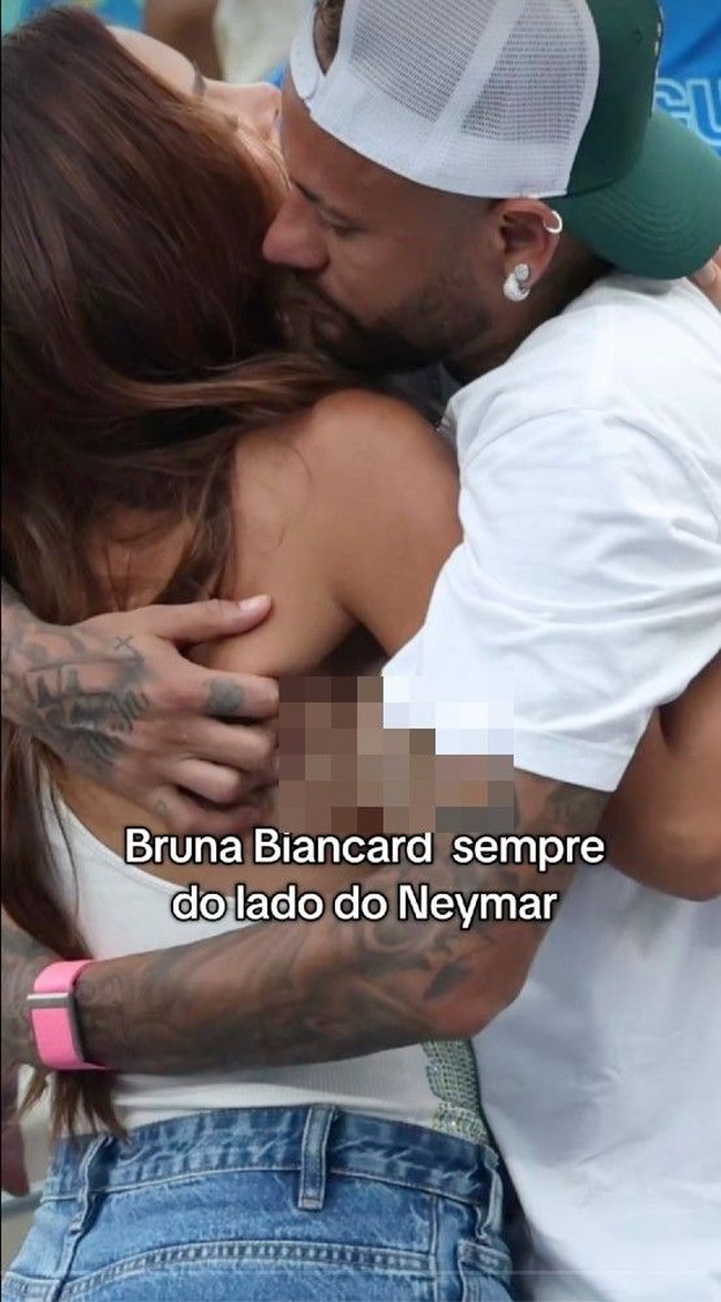 Neymar tidak dapat menyembunyikan kekecewaannya setelah Brasil kalah 1-2 dari Norwegia dan harus tersingkir di babak 16 besar Piala Dunia 2026. Di tengah kesedihannya, penyerang berusia 34 tahun tersebut mendapat suntikan semangat dari orang-orang tercinta, salah satunya sang kekasih, Bruna Biancardi. Foto: Dok. Instagram brunabiancardi