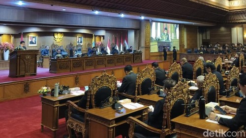 Bupati Badung Adi Arnawa saat membacakan pertanggungjawaban APBD 2025 di DPRD Badung, Senin (6/7/2026).