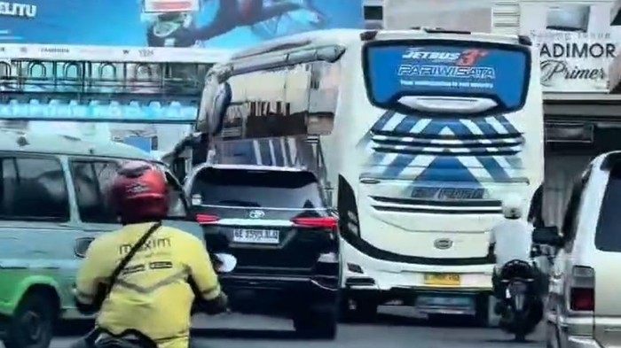 Bus diduga ugal-ugalan di Lampung.