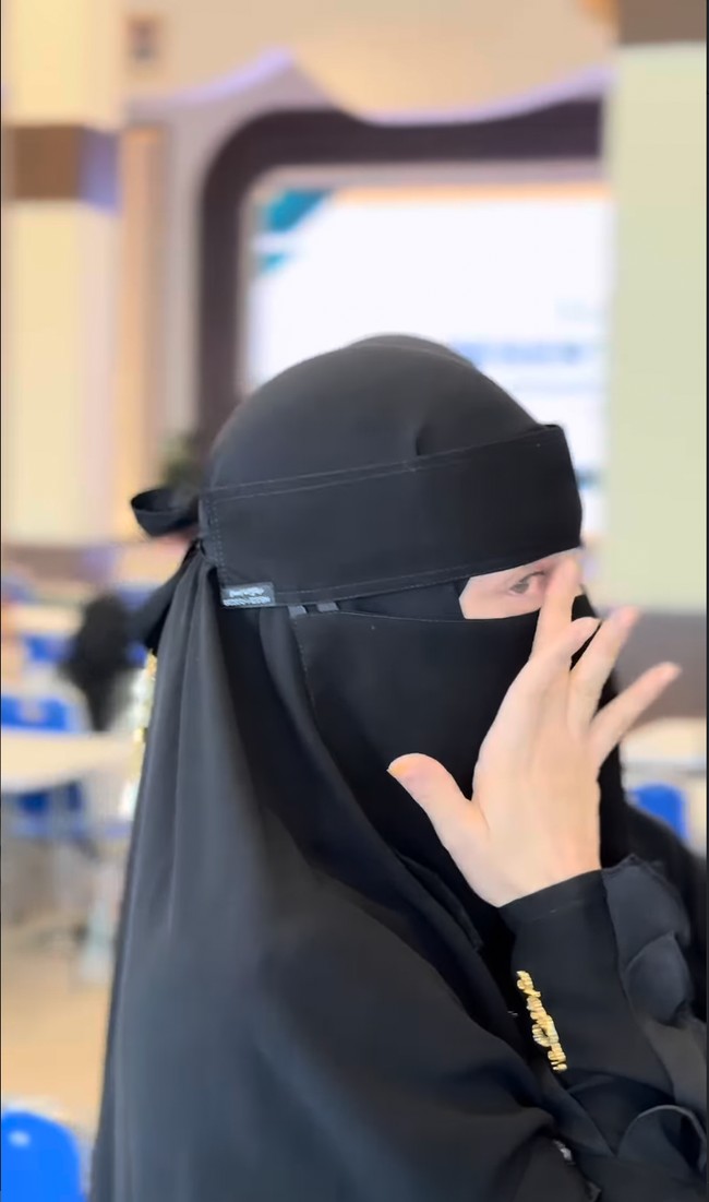 Melalui unggahan di Instagram, ia menuliskan pesan menyentuh hati tentang beratnya merelakan perpisahan sementara demi masa depan sang anak yang lebih mandiri dan dekat dengan Allah. MasyaAllah, aku belajar tentang bentuk cinta yang paling berat, “ Merelakan” Mengantar anakku jauh bukan karena ingin berjauhan, tetapi karena ingin dia tumbuh lebih dekat kepada Allah, lebih mandiri, dan lebih berilmu. Jujur, hati aku ga sanggup waktu mau ninggalin dia 😔, tulis Celine di Instagram. Foto: Instagram @celine_evangelista.