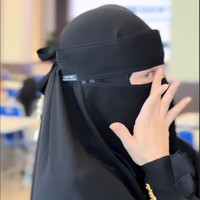 Melalui unggahan di Instagram, ia menuliskan pesan menyentuh hati tentang beratnya merelakan perpisahan sementara demi masa depan sang anak yang lebih mandiri dan dekat dengan Allah. MasyaAllah, aku belajar tentang bentuk cinta yang paling berat, “ Merelakan” Mengantar anakku jauh bukan karena ingin berjauhan, tetapi karena ingin dia tumbuh lebih dekat kepada Allah, lebih mandiri, dan lebih berilmu. Jujur, hati aku ga sanggup waktu mau ninggalin dia 😔, tulis Celine di Instagram. Foto: Instagram @celine_evangelista.