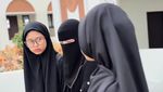Celine Evangelista Belajar Merelakan, Masukkan Putri Sulung ke Pesantren